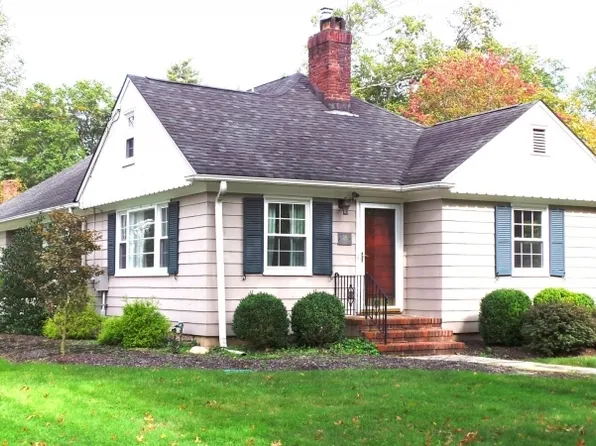 24 W Hobart Gap Rd, Livingston Twp., NJ 07039