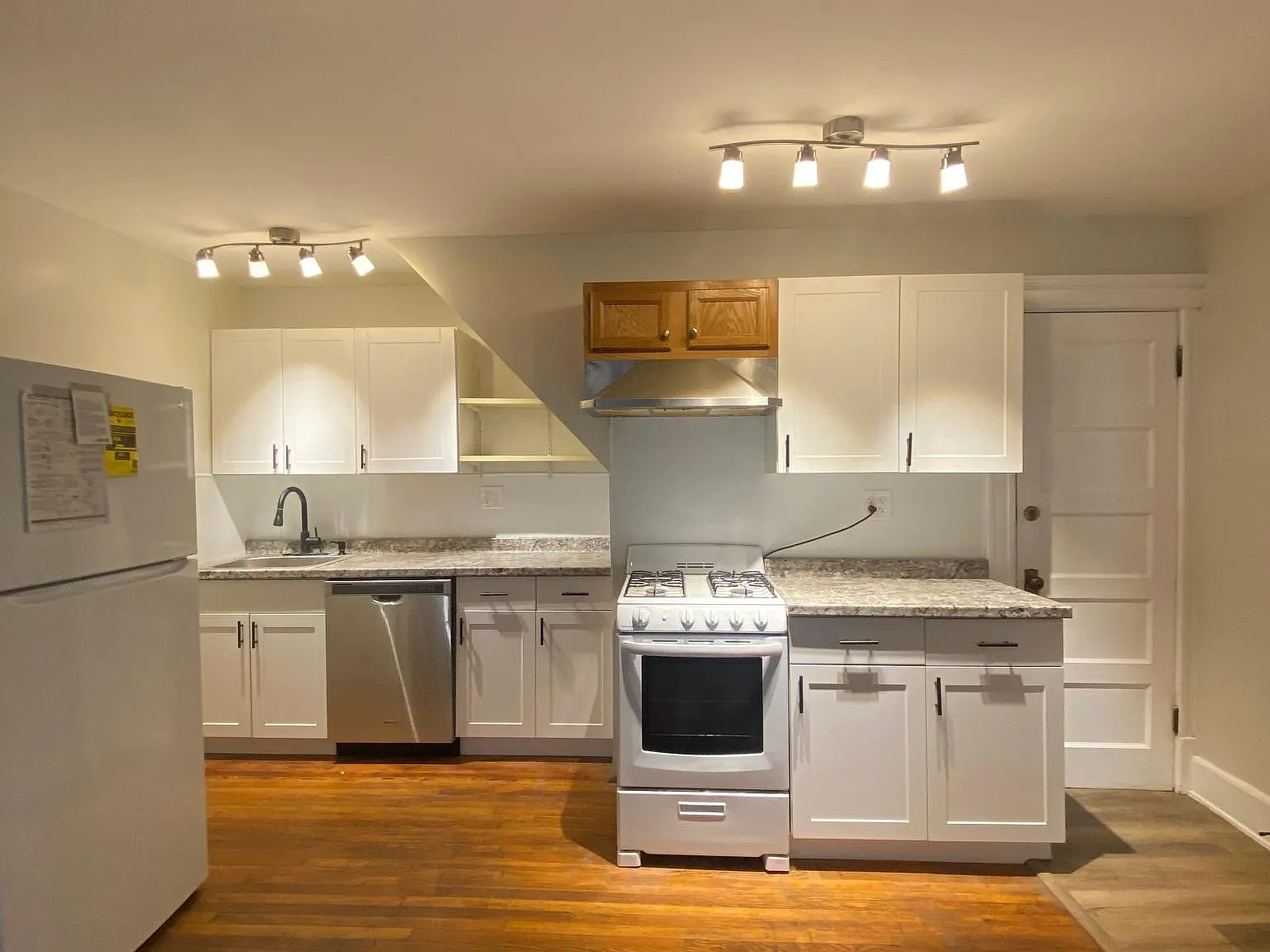 1 bed, $1,049 — Photo 4