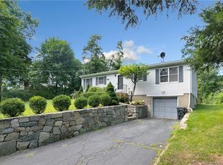 50 Woodlawn Dr, Trumbull, CT 06611