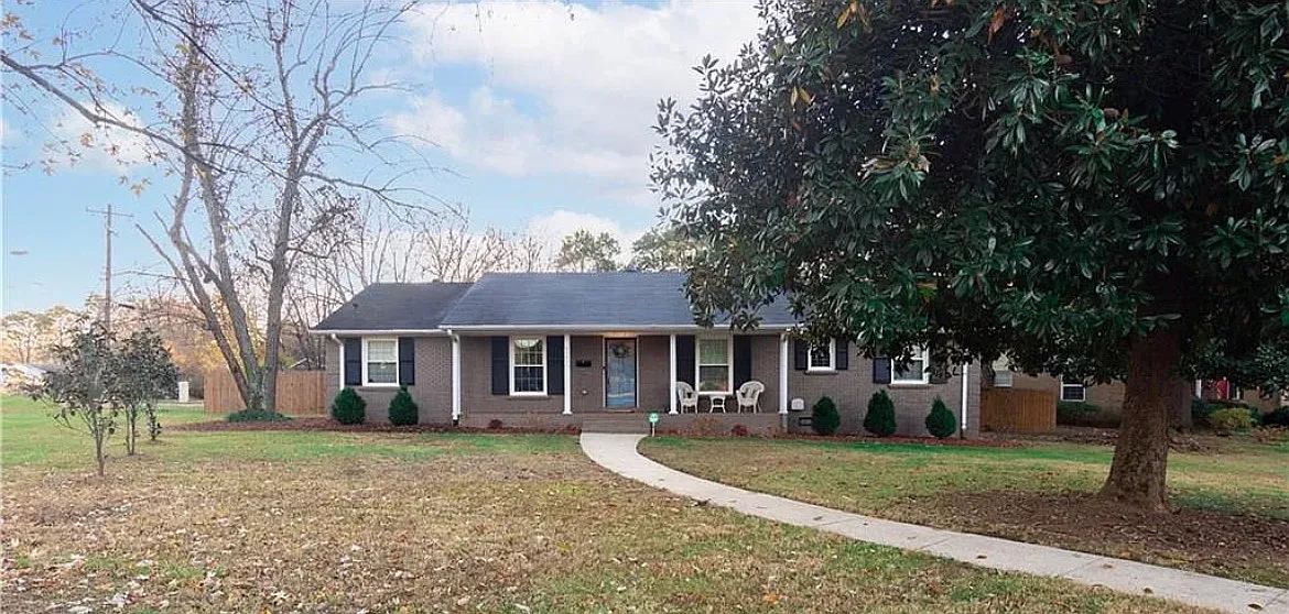 4 bed, 1774 sqft, $3,200 — Photo 2