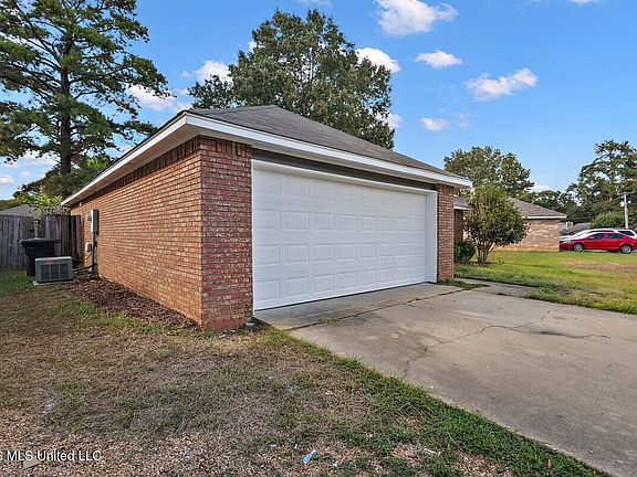 3rd image of 415 Riverbend Dr