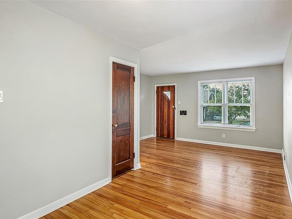 3rd image of 5924 Victoria Ave