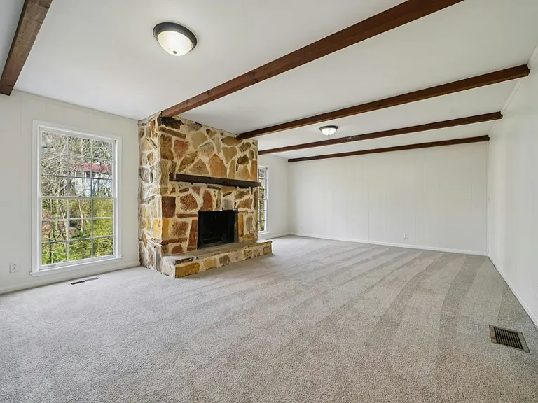 1409 Medina Ln — Photo 3