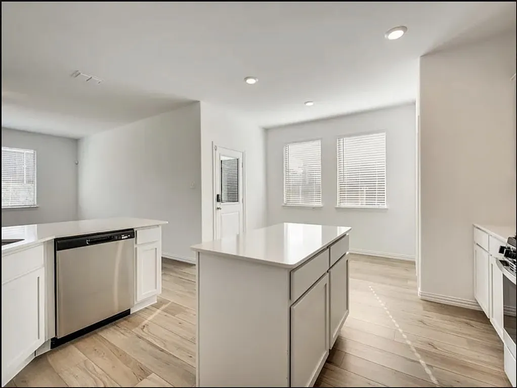 4 bed, 1998 sqft, $2,400 — Photo 4