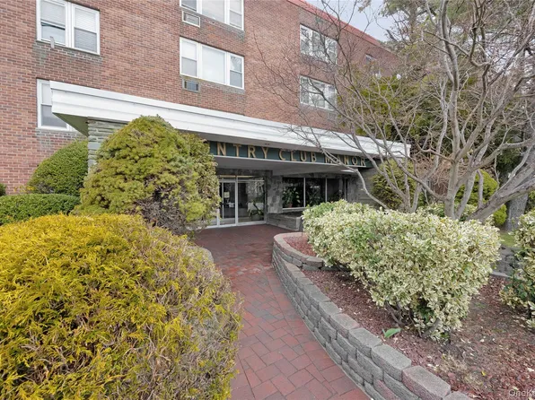 250 W Merrick Road #1F, Freeport, NY 11520
