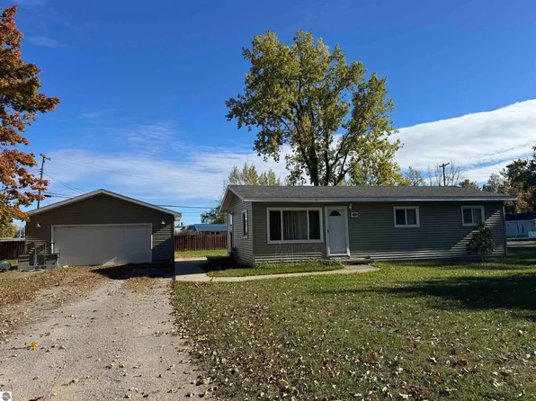 909 Farnsworth St, Oscoda, MI 48750
