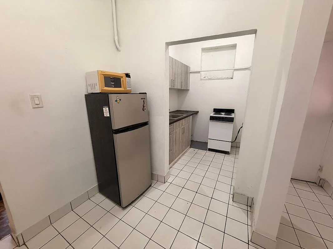 3 bed, 1.0 bath, 900 sqft, $950 — Photo 3