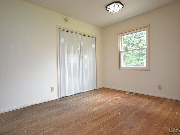 3rd image of 1001 Sunset Dr