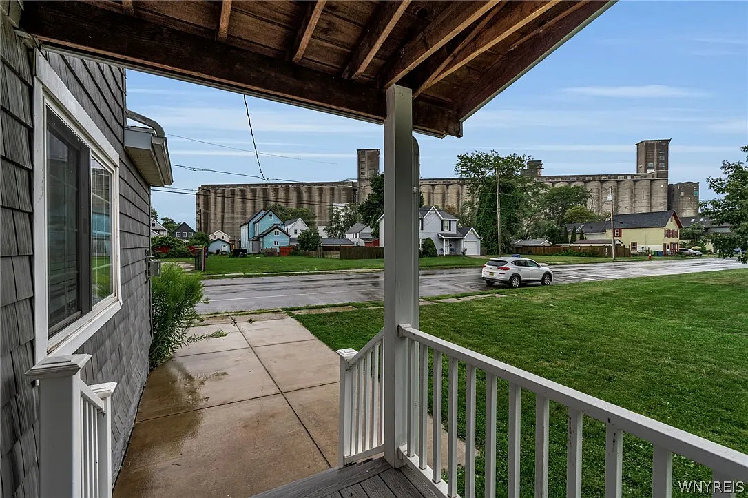2 bed, 1.0 bath, 1067 sqft, $2,095 — Photo 3
