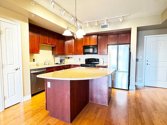 3rd image of 640 11th St Unit 303