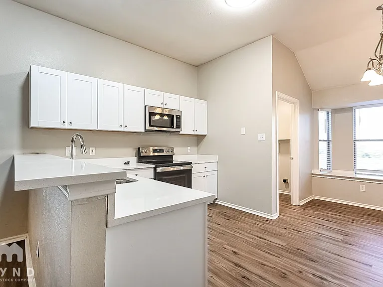 2526 Sunset Dr — Photo 8