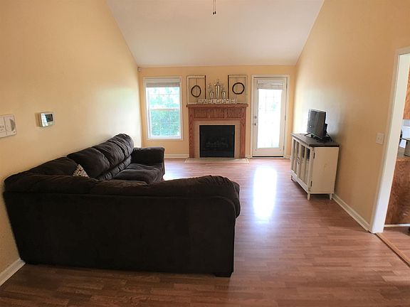 3rd image of 589 Rosewood Dr