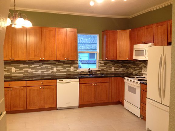 3rd image of 318 Pine Ave