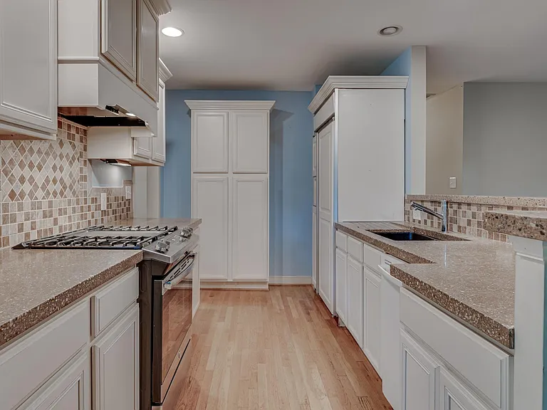 121 Winston Dr — Photo 6