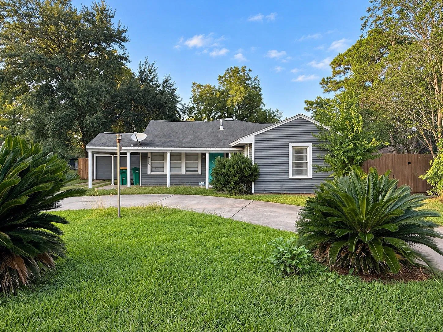 3 bed, 2.0 bath, 1464 sqft, $1,700 — Photo 2