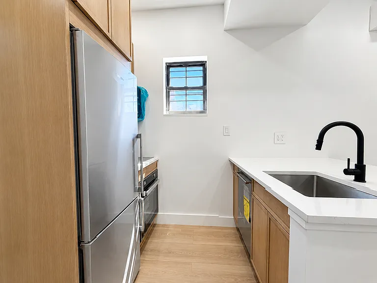 148 Conselyea St #2L — Photo 6
