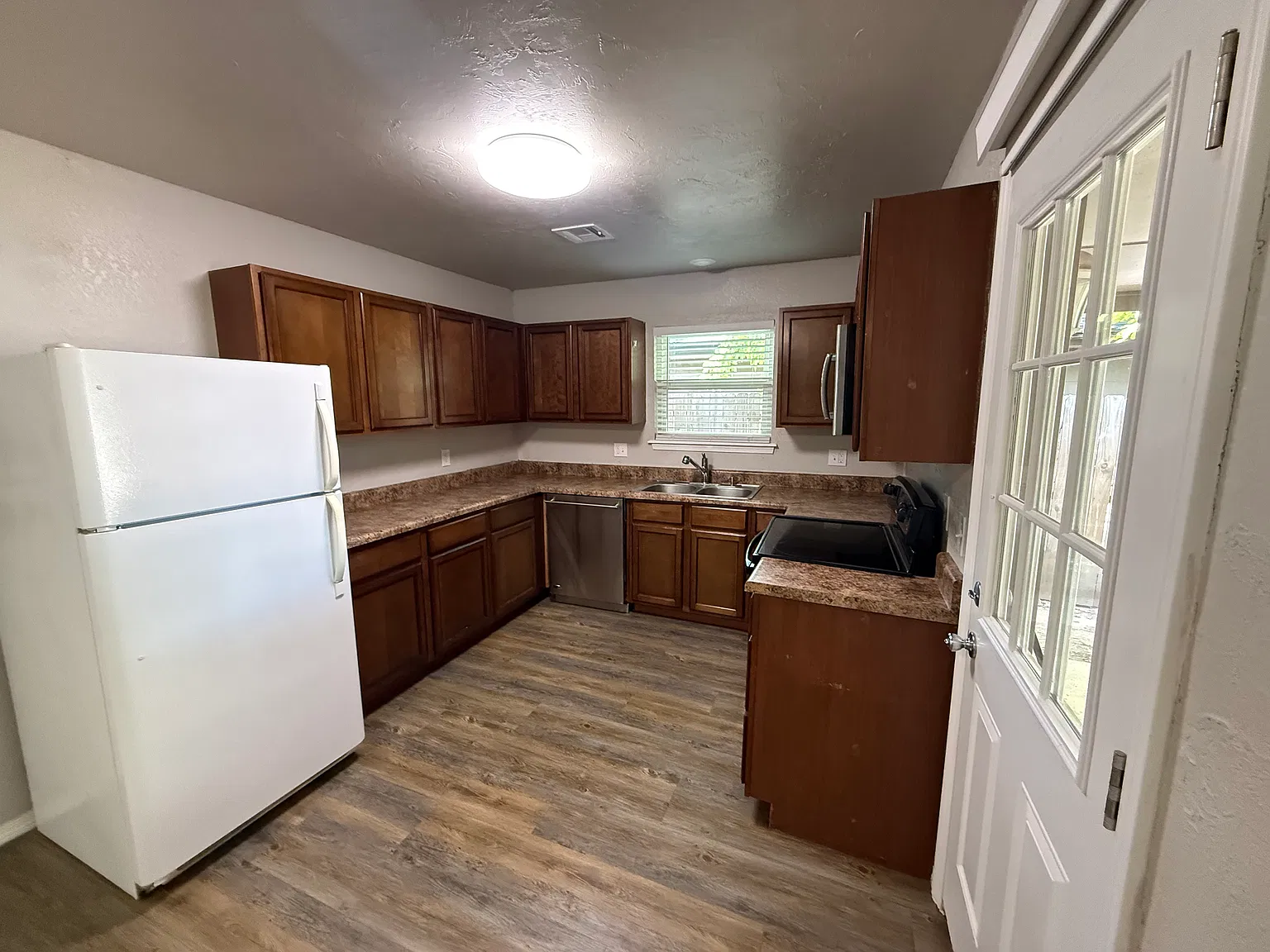 3 bed, 1205 sqft, $1,450 — Photo 1