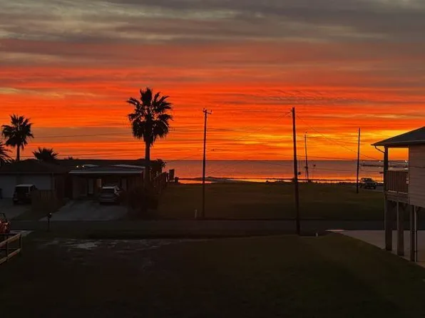 928 S Magnolia St, Rockport, TX 78382