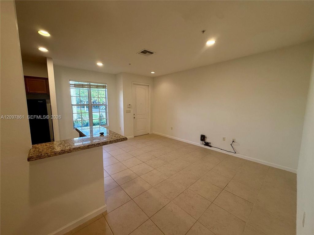 626 SW 3rd Ave, photo 5