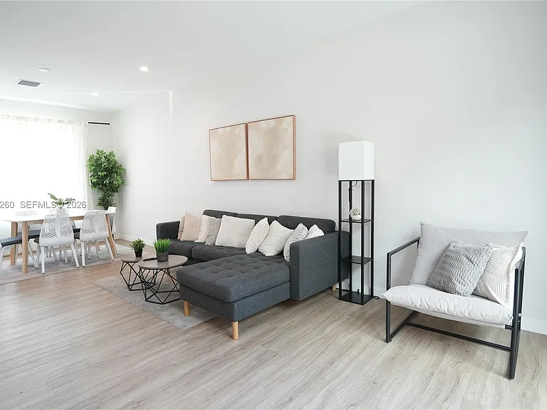 211 SE 4th St #3 — Photo 4