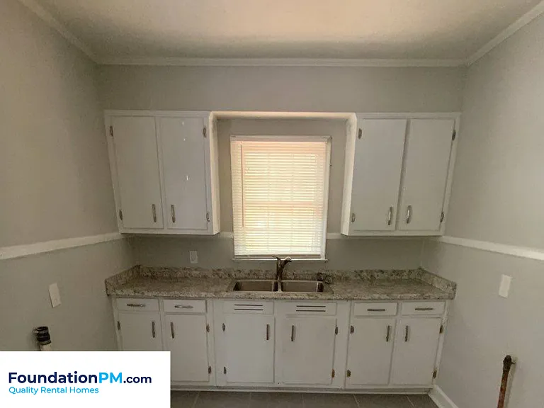 1684 Whitney Ave — Photo 3