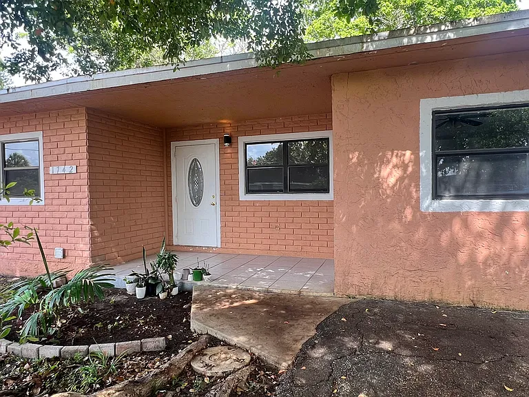 1742 NW 29th Way — Photo 2