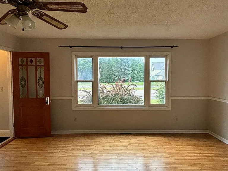 414 E Main St — Photo 8