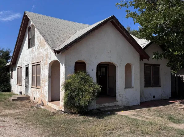725 S 10th St, Slaton, TX 79364
