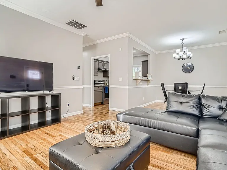 1113 Windsor St SW — Photo 5