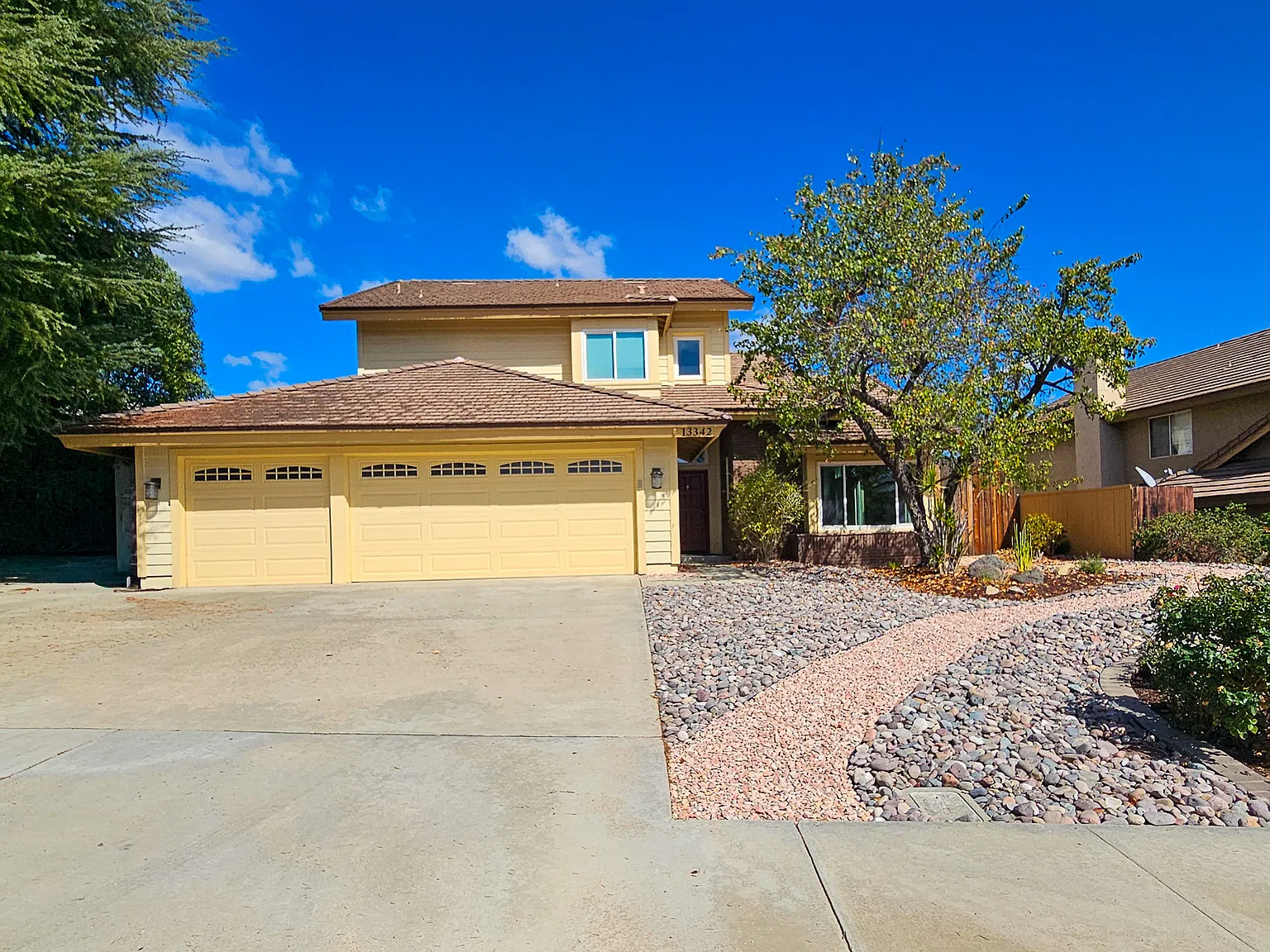 4 bed, 2550 sqft, $5,695 — Photo 3
