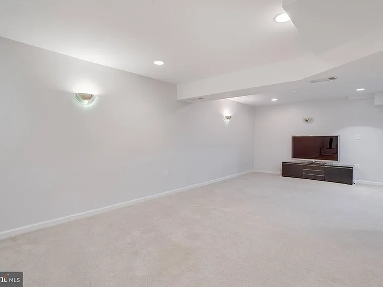 9369 Tovito Dr — Photo 30