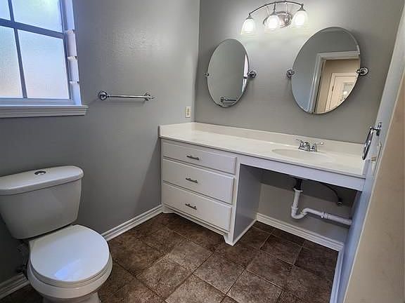 5th image of 8102 Wycomb Dr