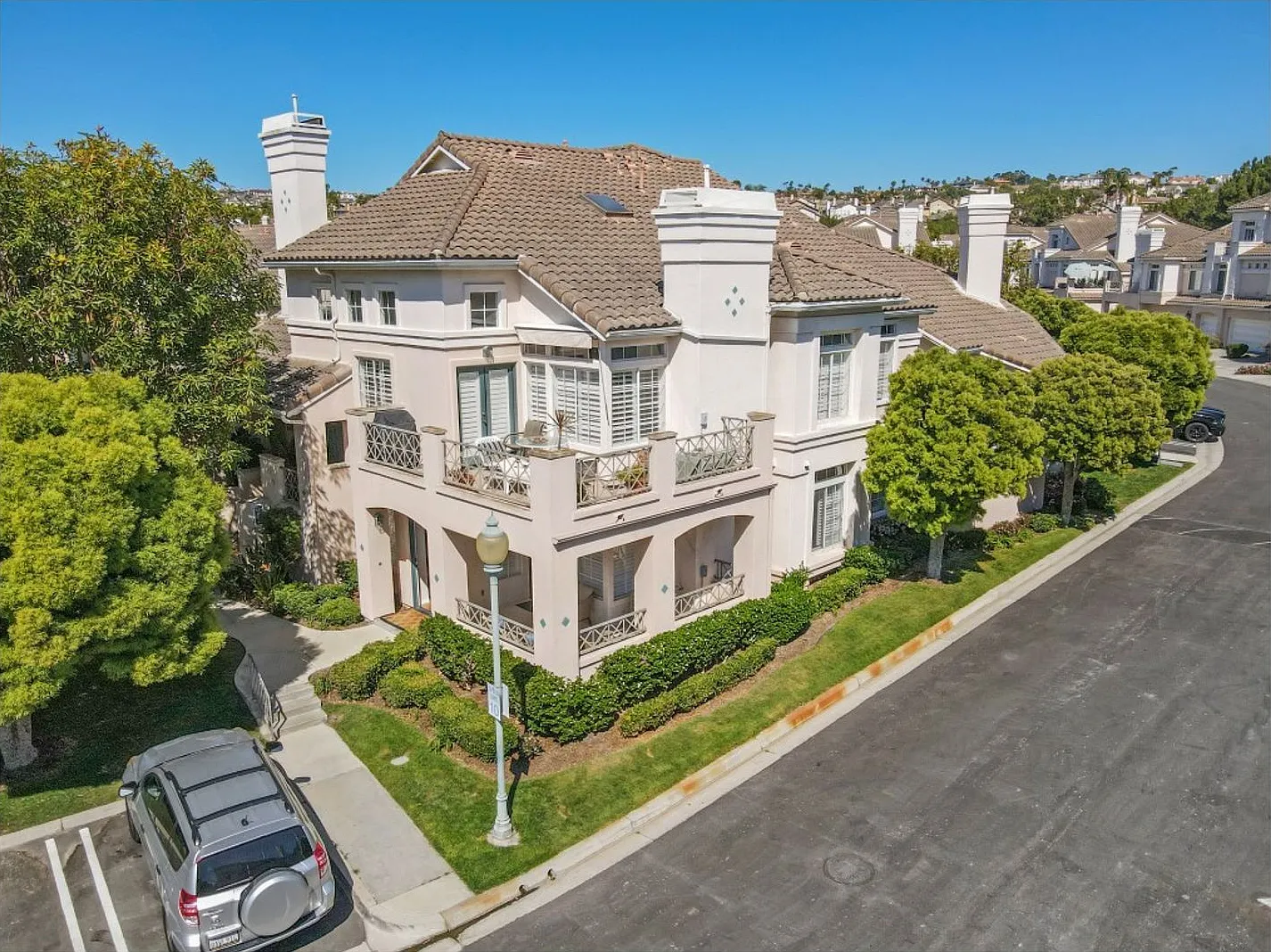 Fully Furnished Short Term Ocean Close Rental — Photo 1