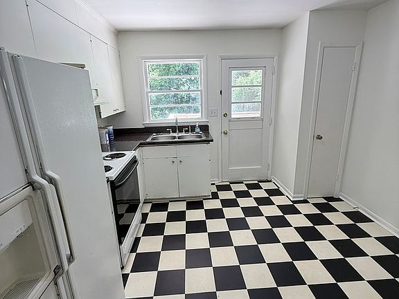 3rd image of 174-176 Riverdale Dr