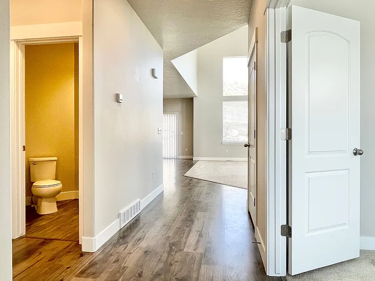 446 N Hillview Dr — Photo 2