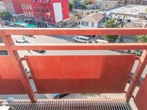 186 Noll Street image 2 of 11