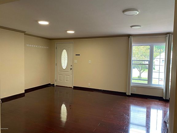5th image of 712 Diana St
