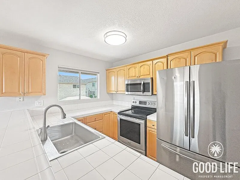 2 bed, 2.0 bath, 802 sqft, $2,450 — Photo 3