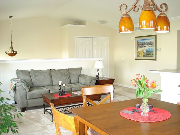 2nd image of 1136 Lakeview Cir