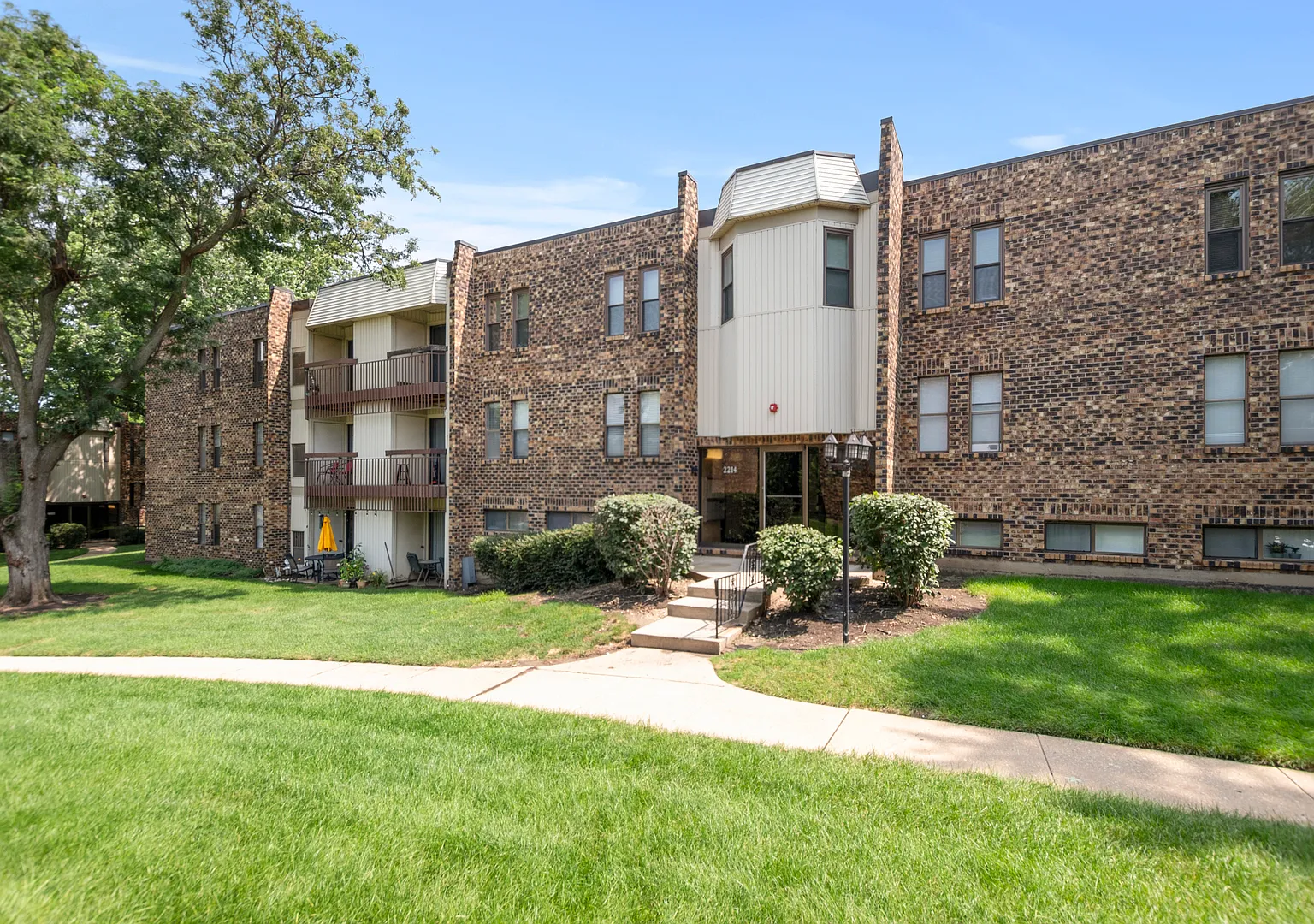 2 bed, 950 sqft, $1,995 — Photo 1
