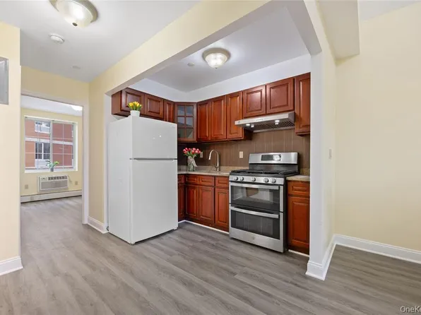 183-26 Booth Memorial Avenue image 7 of 24