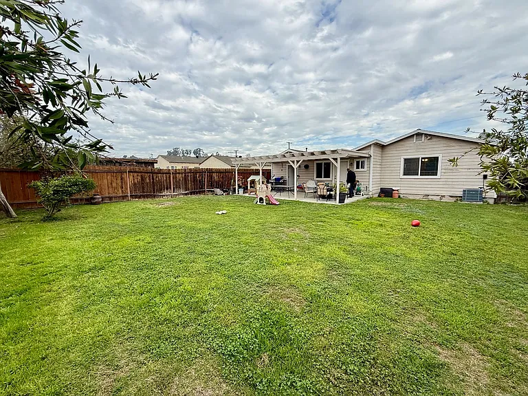 859 W Renette Ave — Photo 2