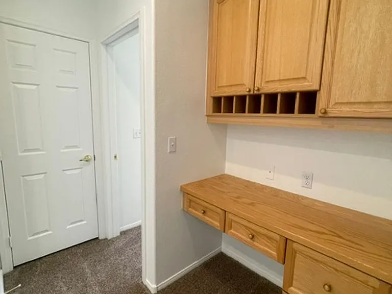 251 Queens Ct — Photo 14