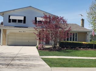 1112 S Cherrywood Dr, Mount Prospect, IL 60056