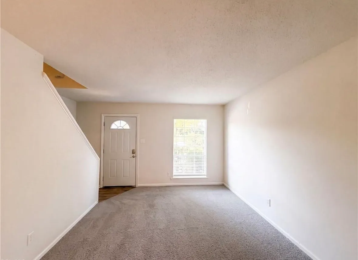 2 bed, 1.5 bath, 932 sqft, $1,250 — Photo 3