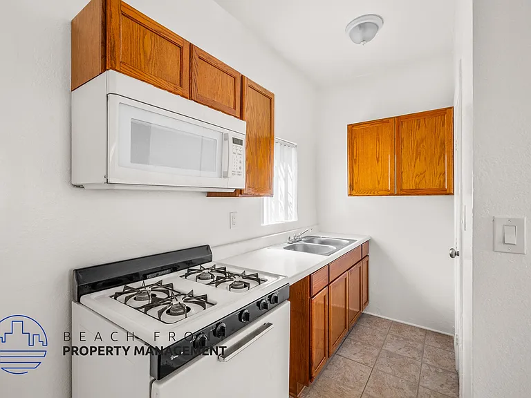 1935 Myrtle Ave — Photo 1