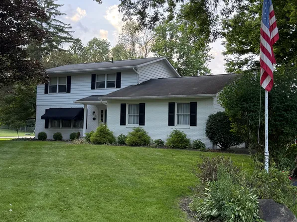 135 Seneca Trl SW, Hartville, OH 44632