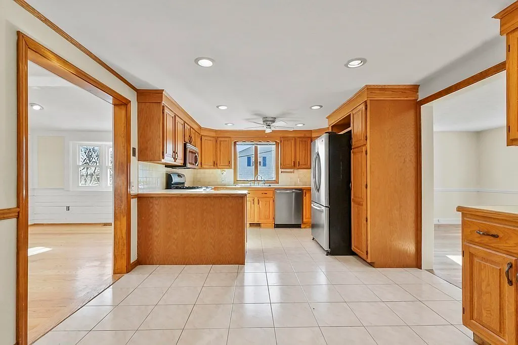 4 bed, 2.5 bath, 3270 sqft, $4,500 — Photo 1