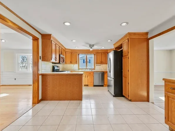 72 Cambridge Rd #2, Woburn, MA 01801