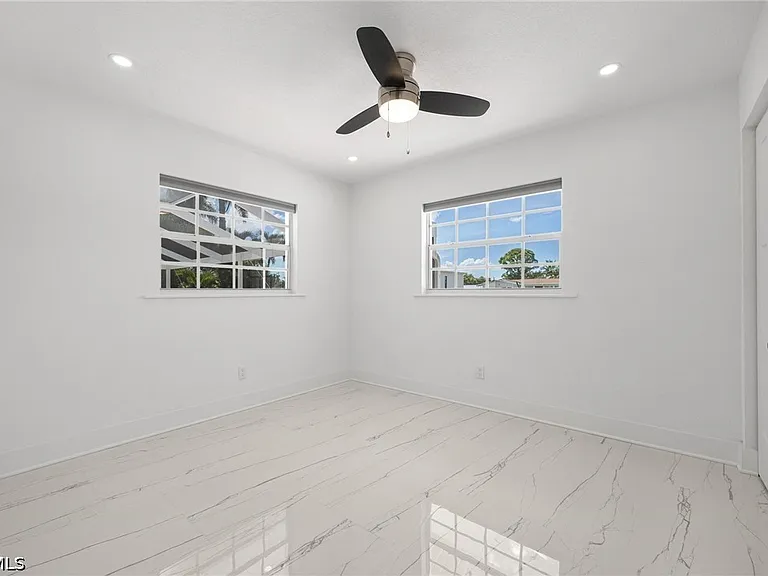 4930 Edith Esplanade Cpe — Photo 20